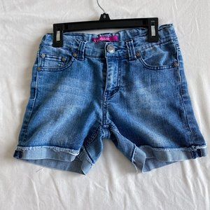 Cute Jean Shorts with Slight Distressed Details and Embezzled Pockets